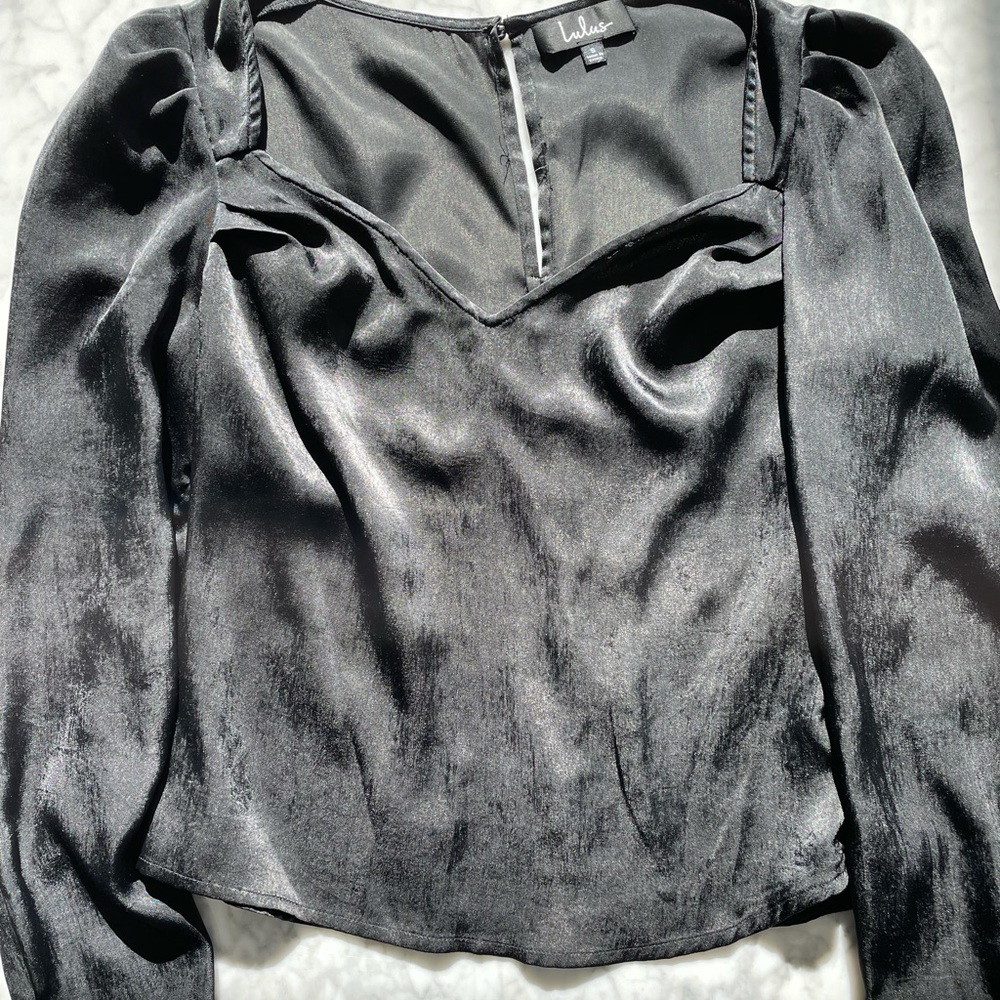 Lulu’s silk top 🖤